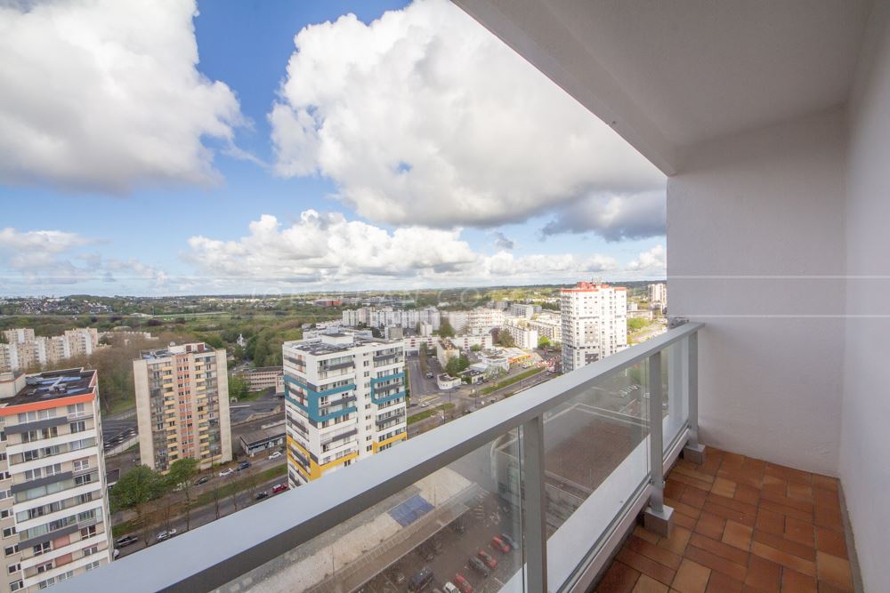 APPARTEMENT - 4 CHAMBRES - REFAIT A NEUF - DERNIER ETAGE - DALLE BETON - RARE SUR LE MARCHE - EXCELLENT DPE.